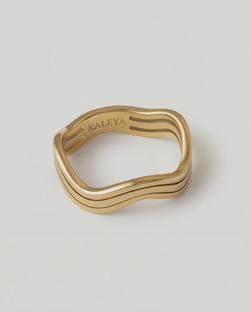 rotating video of a wavy gold ring